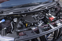 従来モデルに設定されていた1.2リッター4気筒エンジン(フルハイブリッドとマイルドハイブリッドの2本立て)を廃止し、パワートレインを1.2リッター3気筒のマイルドハイブリッドに一本化している。WLTCモード燃費はFF車が22.0km/リッターで4WD車が20.7km/リッター。