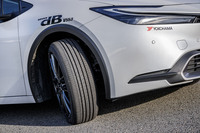 195/50R19サイズの「アドバンdB V553」が装着された「トヨタ・プリウス」で、ハイブリッド車とのマッチングをチェックした。