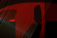 運転席とVIP席の間には、楽器の弦を思わせる糸で仕切りが設けられている。