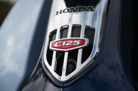 「スーパーカブ125」は、第二種原動機付自転車に属する小型のオートバイ。2018年9月に発売された。