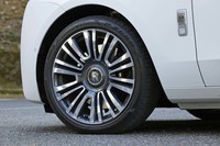 ホイールは前後とも21インチというビッグサイズ。試乗車は前後で幅の異なる「ピレリPゼロ」タイヤを装着していた。