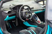 インテリアはいかようにでも仕立てられるが、この試乗車はターコイズブルーのレザーとライトグレーのアルカンターラを中心にコーディネートされていた。