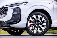 今回の試乗車は19インチの「10スポークエアロデザインブラックポリッシュト」ホイールに、255/45R19サイズの「ブリヂストン・トランザ6」タイヤを組み合わせていた。