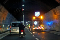 高速道路のトンネル内で、発煙筒を使った交通規制。2021年。