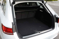 ラゲッジルームの容量は505リッター。リアシートをたたむことで、1510リッターまで拡大できる。(画像をクリックすると、荷室のバリエーションが見られます)