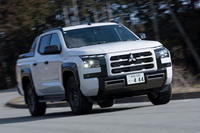 最小回転半径は6.2m。狭い日本でも、片側2車線の道路でなら、切り返しなしにUターンができるという。