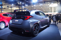 “サーキットパッケージ”には、軽量で高剛性なカーボン製のエンジンフードやルーフ、リアスポイラーなどが標準で装備される。