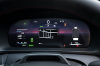 メーター表示はカスタマイズにも対応。左、中央、右の3カ所にそれぞれ好みの項目を表示できる。これは左からエコ運転指標、マップ、エネルギーフローを設定した。