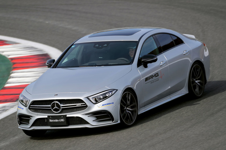 サーキットを走る「AMG CLS53 4MATIC+」。0-100km/h加速に要する時間は、欧州参考値で4.5秒となっている。