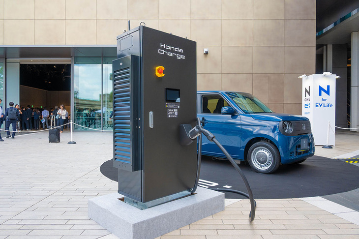 発売日の2025年9月12日には、新たな充電ネットワークサービス「Honda Charge」もスタート。カード等をかざすことなく、プラグをつなぐだけで充電から課金までできるのが特徴だ。