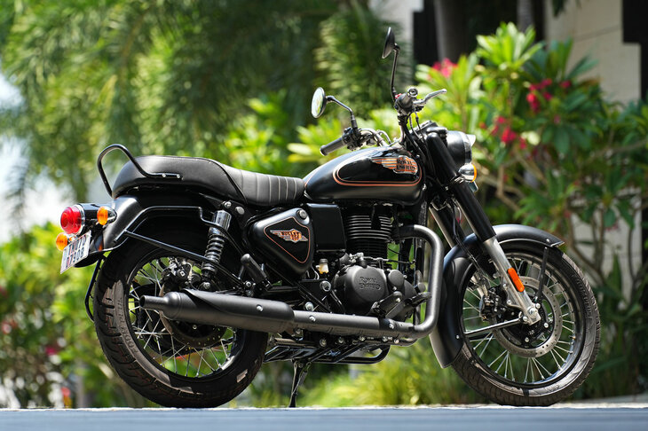 「ブリット」とは、1932年からの歴史を誇るロイヤルエンフィールド伝統のモデルだ。新型車の「ブリット350」は、往年のモデルのクラシックなデザインと、今日の技術を融合させた一台となっている。