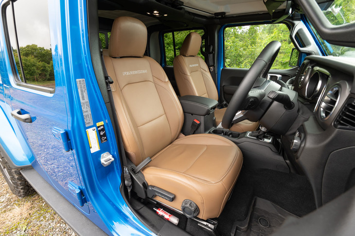 シート表皮はレザーが標準。パワーシートの設定はないが、運転席・助手席ともにヒーターが装備される。