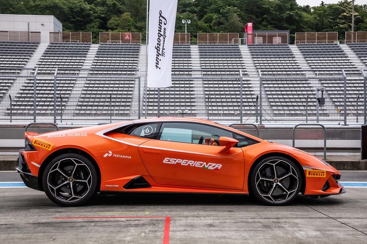 「ウラカンEVO」は全長×全幅×全高=4520×1933×1165mmというボディーサイズ。デビュー当初のラインナップである「LP610-4」に比べ、全長と全幅が若干拡大されている。ホイールベースは2620mmで、こちらの数値に変更はない。