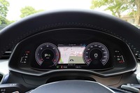 フル液晶メーターパネルの「アウディバーチャルコックピット」を標準装備する。エンジン回転計のレッドゾーンは4800rpmから。