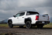 ボディーサイズはベースグレードの「GLS」で全長×全幅×全高=5320×1865×1795mmと、まさに特大。さらに「GSR」(写真)ではルーフレールやオーバーフェンダーなどが付く都合で、同=5360×1930×1815mmに拡大する。