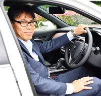 <秋山 晃さんプロフィール>
1986年入社。実験部で「クラウン」「アリスト」「セルシオ」などFR車のNVを担当し、その後先行車両開発企画室でMCプラットフォーム開発に携わる。2007年に製品企画室に移り13代目、14代目のクラウンを手がけた。15代目クラウンではチーフエンジニアに就任。