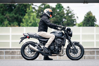 シート高は標準モデルおよび「ブラックボールエディション」が810mm、上級モデル「SE」が820mmと、従来モデルより10mm高くなっている。ただ、これはシートクッションの厚みが増したためで、実際の足つき性には変化はない。