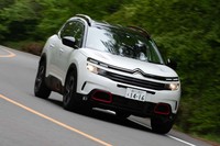 サスペンションはバンプストップラバーの代わりにセカンダリーダンパーを使う「プログレッシブハイドローリッククッション(PHC)」。多くのブランドを擁するグループPSA内でも現状は「シトロエンC5エアクロスSUV」のみが採用するキラー装備となっている。