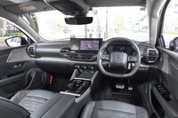 ダッシュボードのシボなどの至るところにシトロエンのエンブレム「ダブルシェブロン」をモチーフにしたデザインが使われている。これらは日本人デザイナーの柳沢知恵さんが取りまとめた。