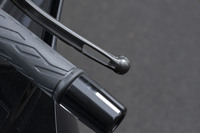 クラッチ/ブレーキレバーの穴は、風圧によってレバーが押されることを避けるためのもの。高速走行を本領とするモデルならではのディテールだ。