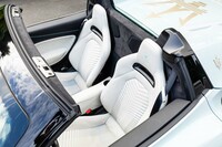 試乗車のシートカラーは「アイス」と呼ばれるさわやかな白。プレミアムレザーとアルカンターラで仕立てられている。