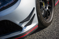 バンパーの両端に追加されたフロントカナード。これら空力パーツのデザインに際しては、CFDモデリングを広範に使用して設計を微調整。最適な空力性能を実現している。