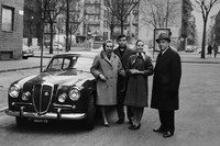 イタリア・トリノで。「ランチア・アウレリアGT」と左から宮川夫妻、マリーザ氏の妹マリエッラ氏、そして姉妹の父でランチア社の役員を務めていたピエロ氏。(出典:日本自動車殿堂)