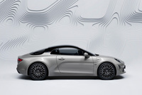 「GRAND PRIX」アロイホイールとシルバーのブレーキキャリパーが組み合わされる。