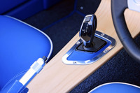 2ペダル仕様のトランスミッションはZF製のトルコン式8段AT。0-100km/h加速はMT仕様が5.2秒なのに対し、AT仕様は4.8秒とアナウンスされる。