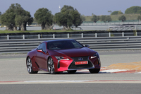 新しいレクサスのクーペは5リッターV8自然吸気と、3.5リッターV6にハイブリッドシステムの組み合わせ。流麗なスタイルはもとより、その走りっぷりが気になるところ。(photo:北畠主税)