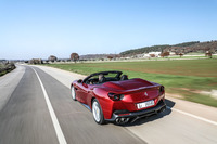 南イタリアのカントリーロードを行く「ポルトフィーノ」。