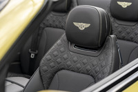 試乗車は「フロントシート・コンフォートスペシフィケーション」と呼ばれるオプションを装備。ヒーター付き電動シートやヘッドレスト下部から温風が出るネックウオーマー、ベンチレーション&マッサージ機能などがセットになっている。