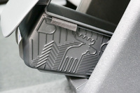 センターコンソール後方の引き出し収納の右サイドにもう1頭。