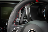 シフトパドルは、ステアリングホイールではなくコラムに装備されるタイプで、マニュアルモード選択時にブレーキペダルを踏みながら左パドルを長押しすると、適切なギアまで複数段のシフトダウンを一気に行う「マルチシフトダウン」機能が装備されている。