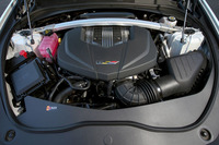 「CTS-Vセダン スペックB」のエンジンルーム。6.2リッターV8 OHVエンジンをスーパーチャージャーで過給し、649psと855Nmを生み出す。