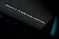 1960年代のスポーツプロトタイプをデザインのモチーフにした「デイトナSP3」。車名の“デイトナ”は、1967年の世界スポーツカー選手権において、フェラーリが表彰台を独占したアメリカのサーキットに由来する。