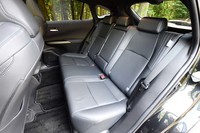 後席は6:4の分割可倒式。中央席の背もたれは、左右席のアームレスト(カップホルダー付き)を兼ねる。