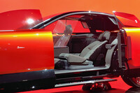 清水「ルーフの高さもあるし、これは相当に乗り降りしやすそうだねぇ」
ほった「乗降性もそうですが、引き戸が左右にサーっと開くっていう、“おもてなし感”も重要なのかもしれませんね」