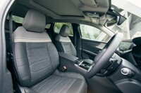 「グリアマゾニトゥ」は「シャイン パック」グレードが採用しているツートーンの内装色とコーディネートされている。