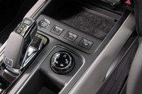 シフトセレクターの周辺には路面状況に合わせてトラクションコントロールの制御を変えられる「グリップコントロール」のダイヤルやドライブモードの切り替えスイッチがレイアウトされる。