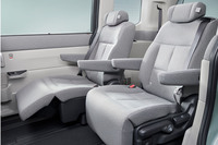 「エアーEX」の2列目シートにはオットマンが装備される。