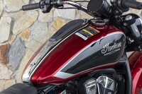 美しいペイントが施された、容量13リッターの燃料タンク。「スカウト クラシック」には、全グレード合わせて5種類のカラーリングが用意される。