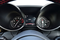 メーターはアルファ・ロメオ伝統のアナログ2眼式。タコメーター(左)はゼブラゾーンが6500rpmから、レッドゾーンは7000rpmから。スピードメーター(右)の表示は330km/hまで。