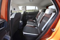 定員3人の後席は、荷室の使用状況に合わせて、前後に14cmスライドが可能。座面の地上高(652mm)は、前席(597mm)よりも55mm高く設定されている。