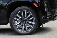 タイヤサイズは「スポーツ」「プラチナム」ともに275/50R22。試乗車にはブリヂストンのSUV向けオンロードタイヤが装着されていた。