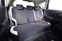 後席は6:4分割可倒式。