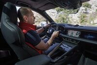 「マカン ターボ」の一充電走行距離は心配かもしれないが、ドライビングプレジャーは問題ない。エキゾーストサウンドに代わってエレクトリックスポーツサウンドが鳴り響く。