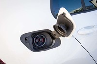 リアドアの後ろ、ガソリンモデルでは給油口が設置される場所には、CHAdeMO規格に対応した急速充電のソケットが備わる。