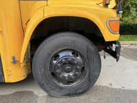 サスペンションは前後とも半楕円(だえん)リーフ。タイヤはファイアストーン製10R22.5 14PR。