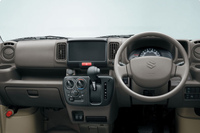 キーレスプッシュスタートシステムが採用された「エブリイJOINターボ」のインストゥルメントパネル。